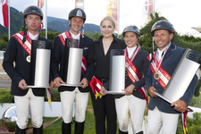 Die siegreiche steirische Mannschaft mit den exklusiven Pokalen von Martin Schaller: Simon Johann Zuchi, Mario Bichler, Frau Kathrin Glock (Geschäftsführerin GHPC), Barbara Belousek und Markus Saurugg © Studio Horst