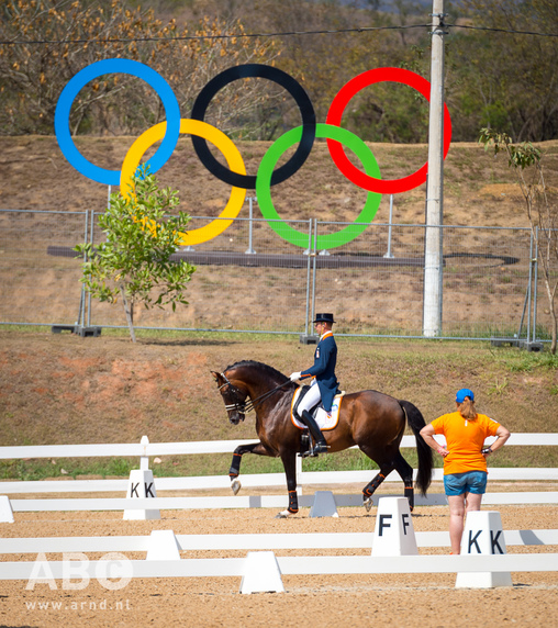 Warming-up voor de olympische freestyle. Hans Peter en Johnson onder het toeziend oog van Nicole. © Arnd Bronkhorst