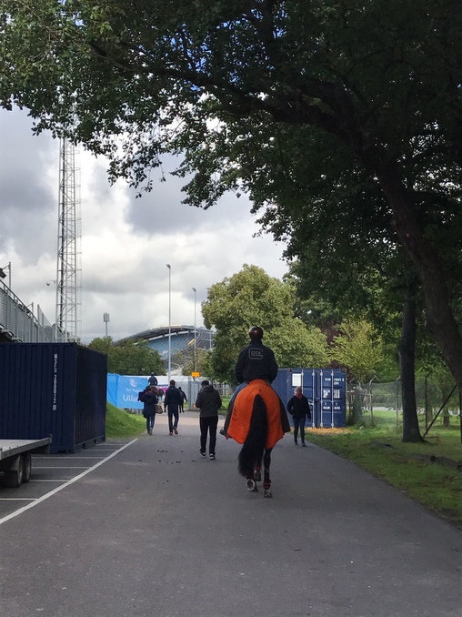 Edward und GLOCK's Voice op weg naar de Main Arena van het Ullevi stadion. © GHPC